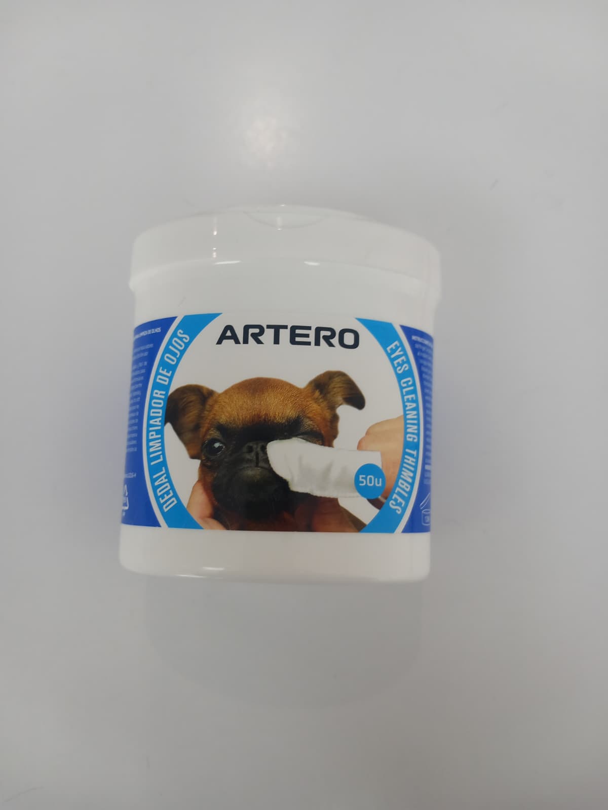 Artero oog- en oorwipes van BunnyCat & Co, verzorgingsproducten voor katten, liggen op een witte achtergrond.