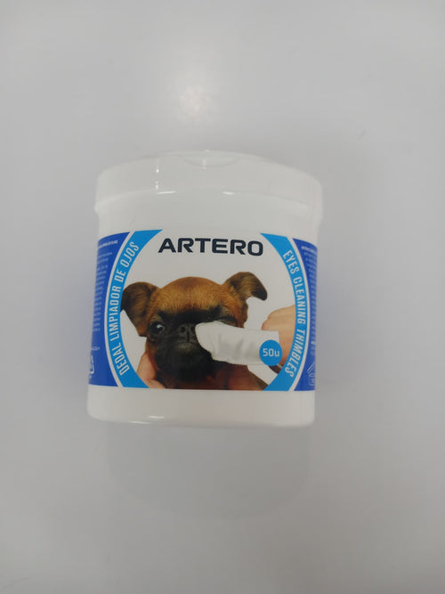 Artero oog- en oorwipes van BunnyCat & Co, verzorgingsproducten voor katten, liggen op een witte achtergrond.
