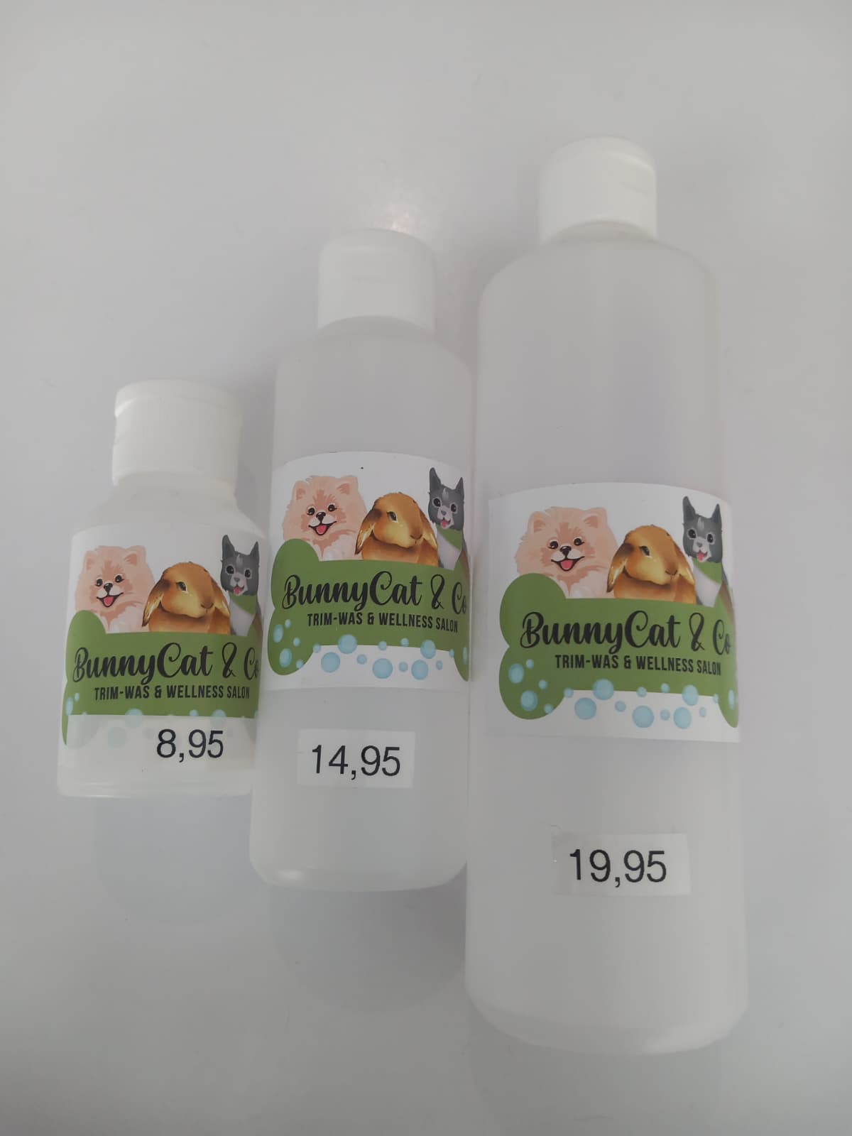 Hondenshampoo van BunnyCat & Co in een fles, geschikt voor hondverzorging, zichtbaar voor het wassen en verzorgen van huisdieren.