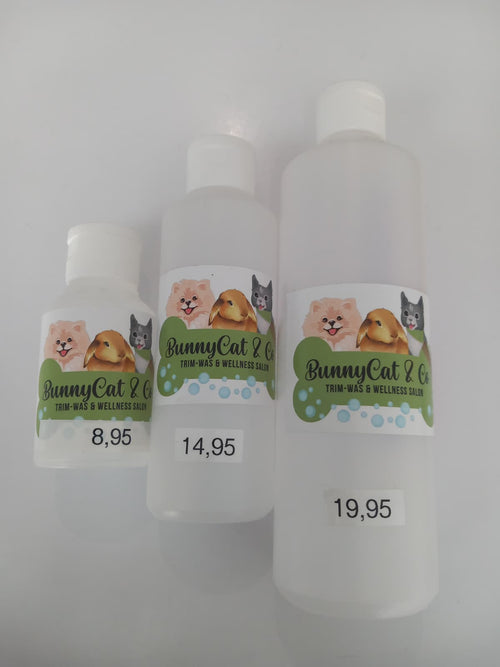Hondenshampoo van BunnyCat & Co in een fles, geschikt voor hondverzorging, zichtbaar voor het wassen en verzorgen van huisdieren.